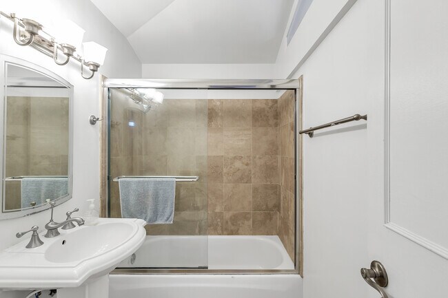 Building Photo - 746 Ashland Ave