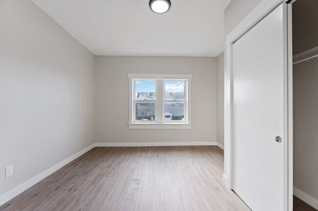 Building Photo - 104 N Killingsworth St