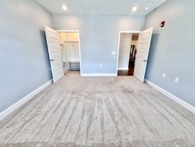 Building Photo - 2 Bed, 2 Bath Condo w/ Elevator Close to D...