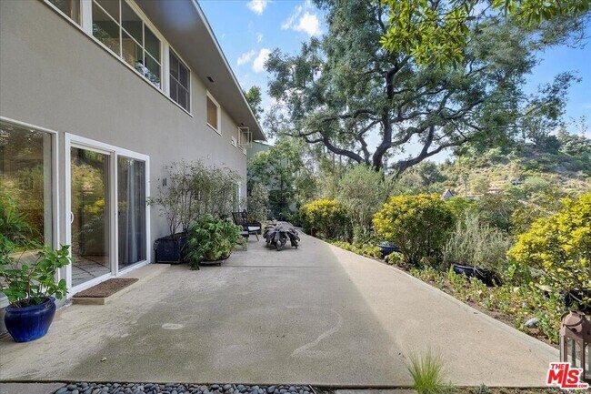 Building Photo - 8809 Appian Way