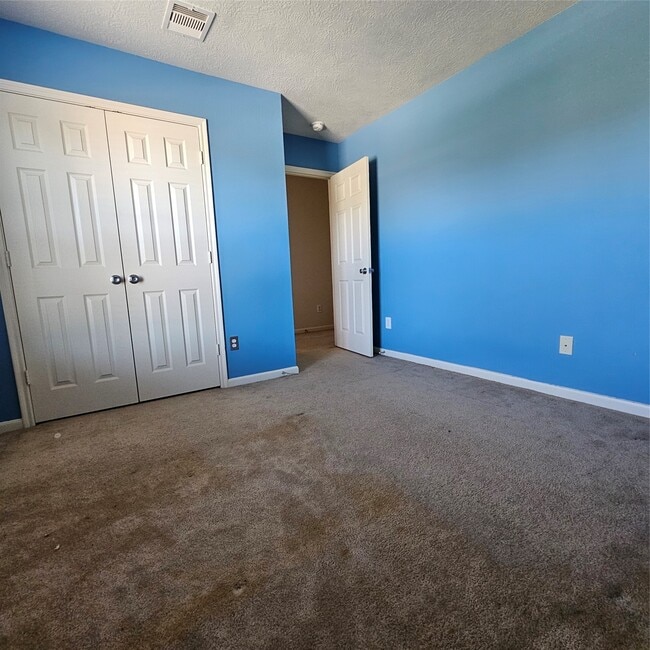 Building Photo - 11727 Madison Oak St