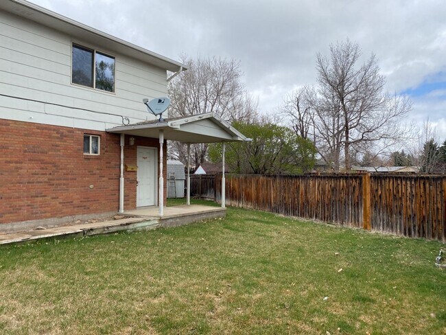 Building Photo - 2 Bedroom 2 Bath Townhome w/ large 2 car garage - Freshly remodeled - Available Now