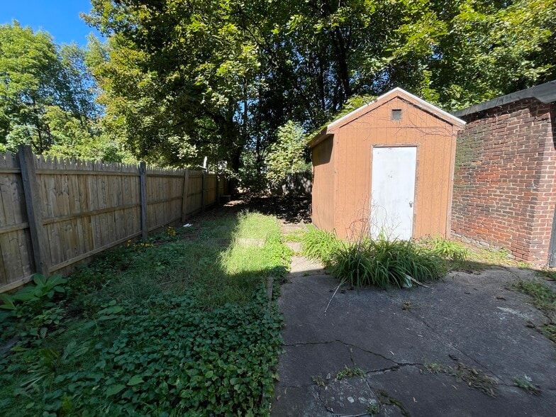 Primary Photo - 35 William St