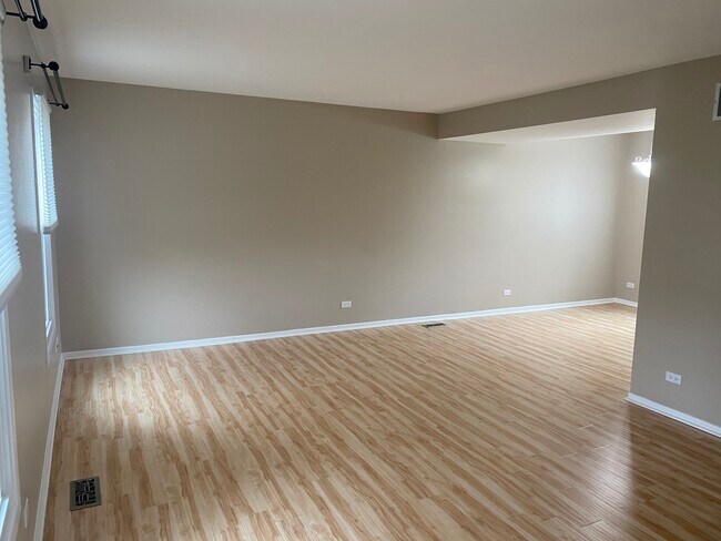 Building Photo - 668 Niagara Dr