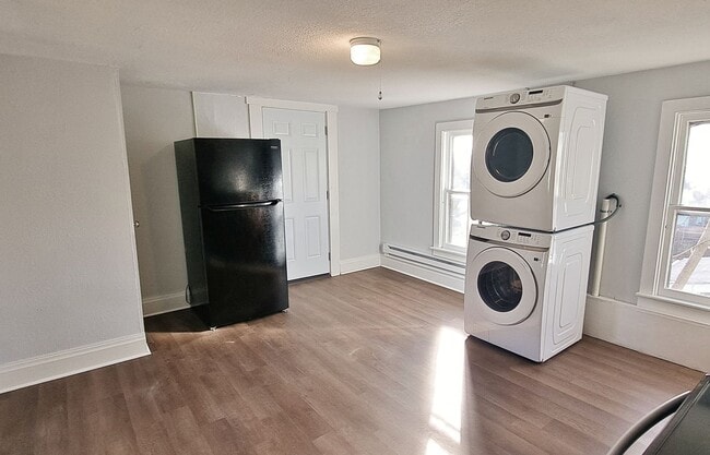 Building Photo - 516 Main St