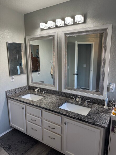 Building Photo - 6869 S Onyx Dr