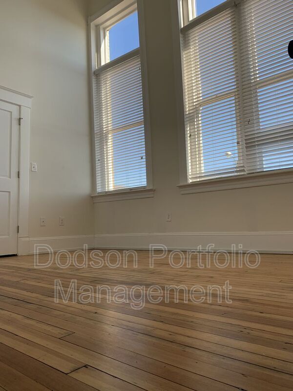 Building Photo - 900 St James St