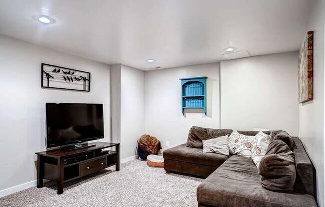 Building Photo - Fabulous 3 Bed (+ 1 non conforming) / 2 bath SFH in the Montclair Neighborhood