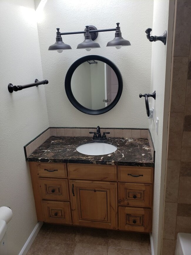 Building Photo - Beautiful Remodeled 3x2 Home in Sunland Pa...