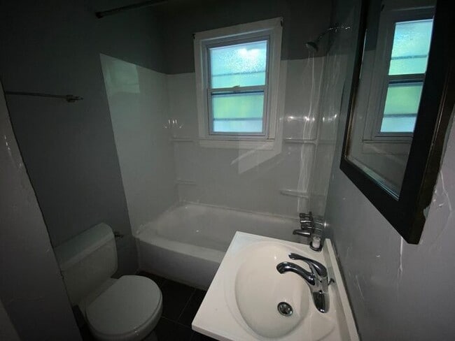 Building Photo - 2/1 Duplex in Greenwood Neighbors of East Nashville!  Pets ok! W/D Included!