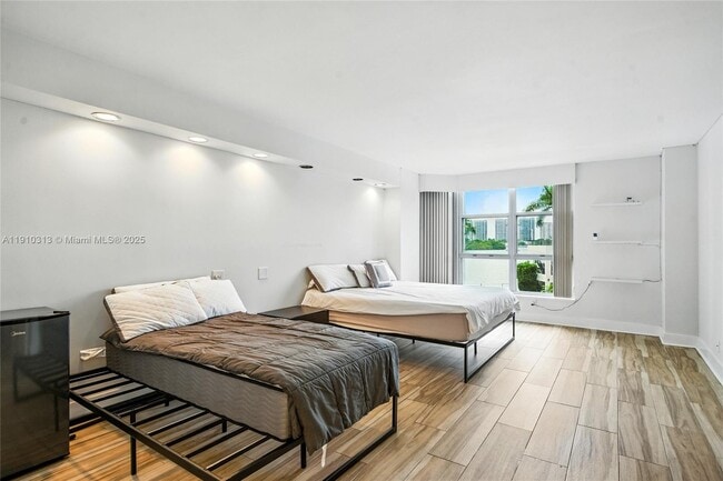 Building Photo - 3600 Mystic Pointe Dr