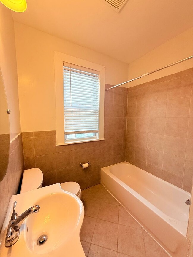 Building Photo - Eckington 3 Bedroom/ 2 Bath TH convenient to Metro  & Howard U