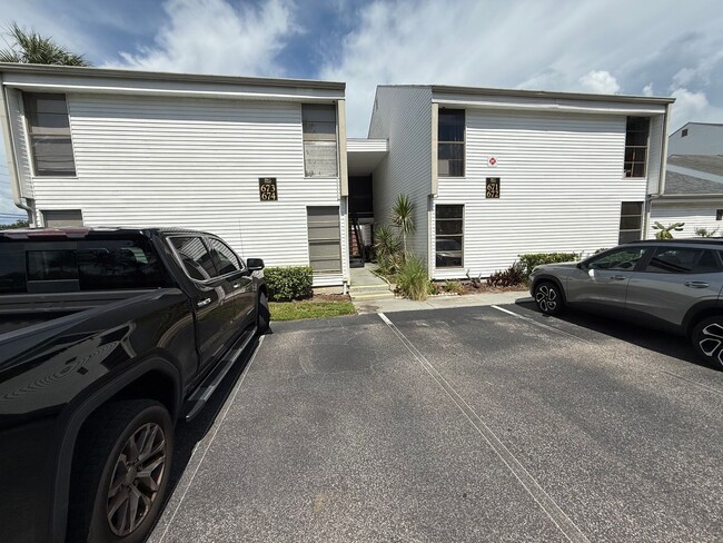 Building Photo - Charming 2 bedroom home with a pool