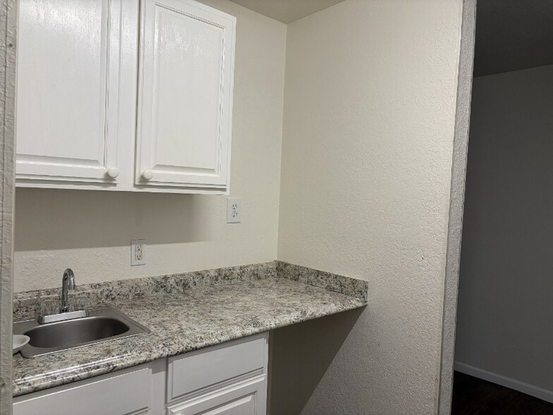 Building Photo - 1628 Lily Lake Dr