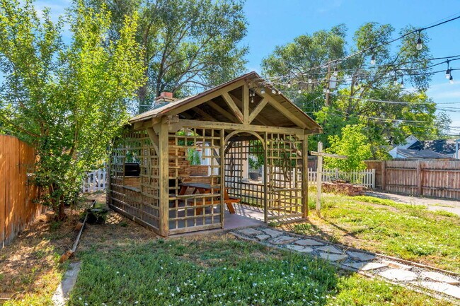 Building Photo - AVAILABLE NOW - Charming Sugar House Bungalow