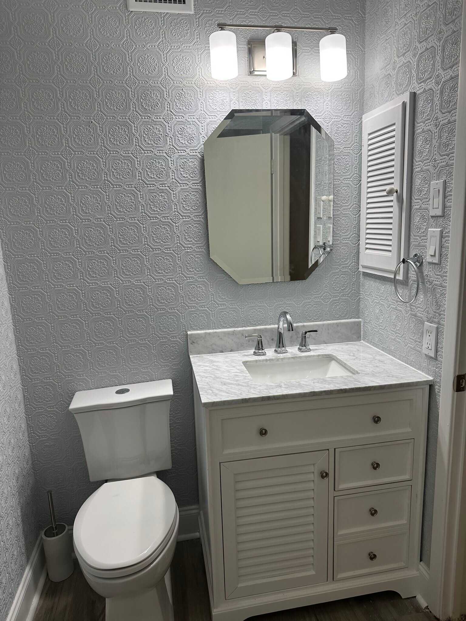Private ensuite bathroom - 1045 Shook Ave