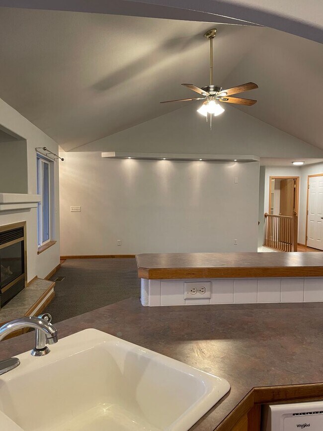 Building Photo - Spacious 4-Bedroom / 3-Bath Single Family Home in Windsor!