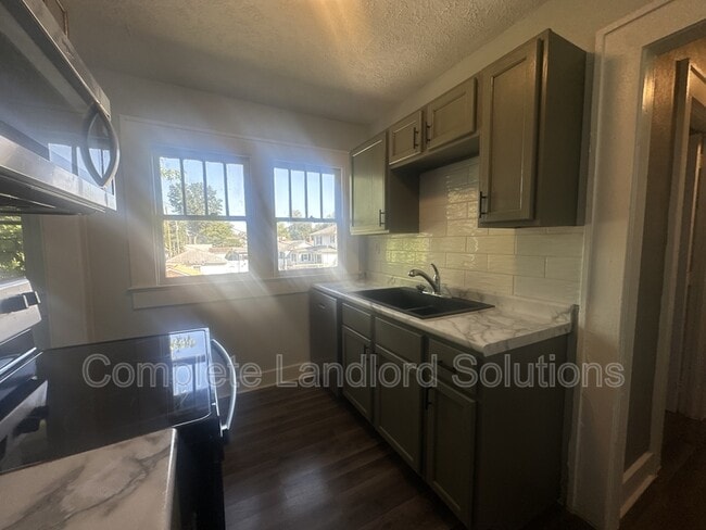 Building Photo - 2266-2262 Warren St