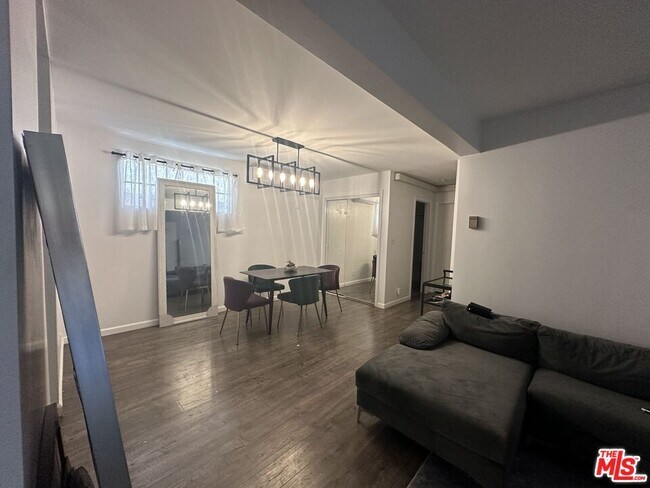 Building Photo - 13747 Vanowen St