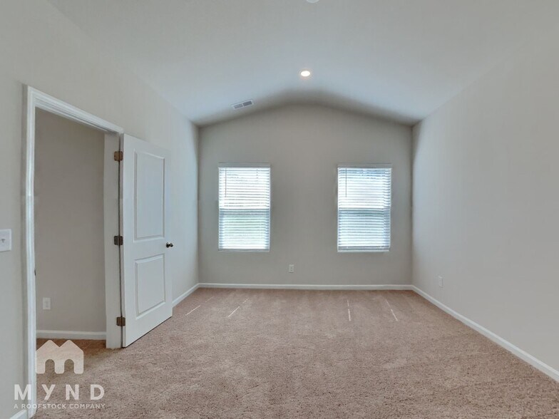 Building Photo - 350 Taverners Ln