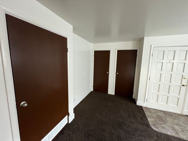 Building Photo - 2 Bed 1 bath Apartment close to downtown