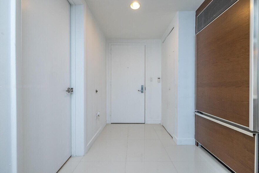Building Photo - 475 Brickell Ave