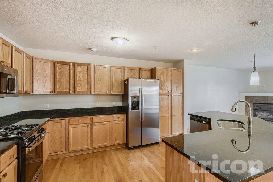 Building Photo - 7010 S Park Dr