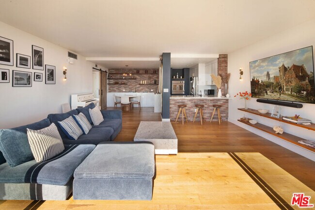 Building Photo - 8787 Shoreham Dr