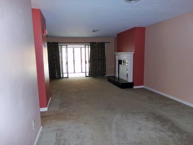 Building Photo - 376 Merrimac Trail