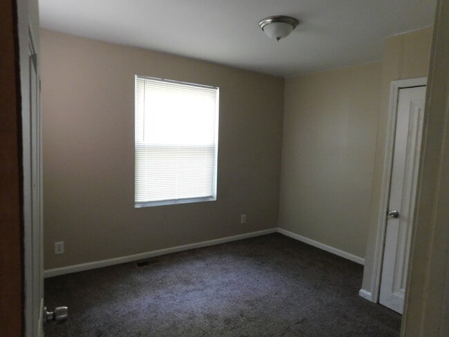 Building Photo - Private Entry Lower Unit of Duplex near Water