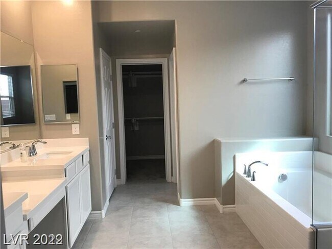 Building Photo - Smart Home. Henderson Beauty In Gated Comm...