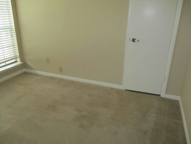 Building Photo - GET A BIG HOUSE FOR A SMALL PRICE IN BEAR CREEK