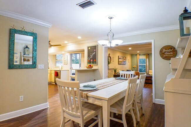 Building Photo - Beautifully updated 3-bedroom, 2-bathroom fence yard home in Fort Myers