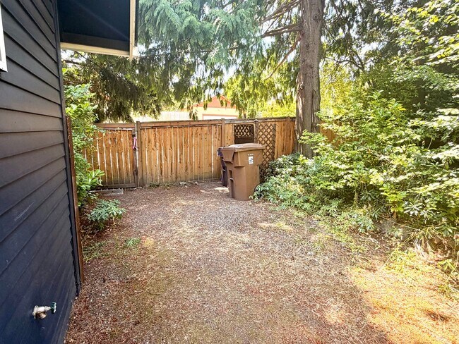 Building Photo - Beautifully Updated Craftsman in the Heart of North Tacoma