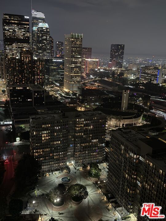 Building Photo - 800 W 1st St