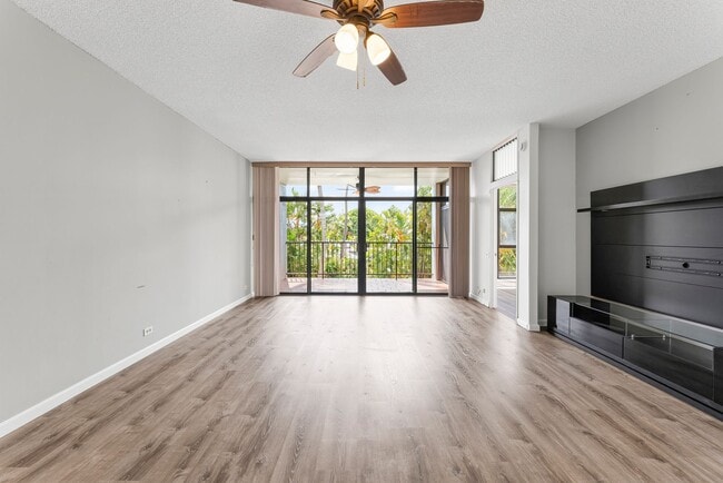 Building Photo - Kailua - End unit - amenities gallore - 3 bed, 2 bath Available NOW !