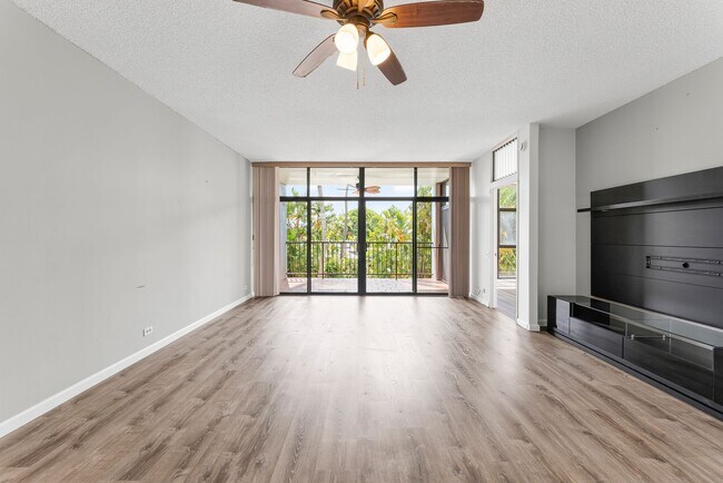 Building Photo - Kailua - Private, Quiet End Unit - 3 bed, 2 bath