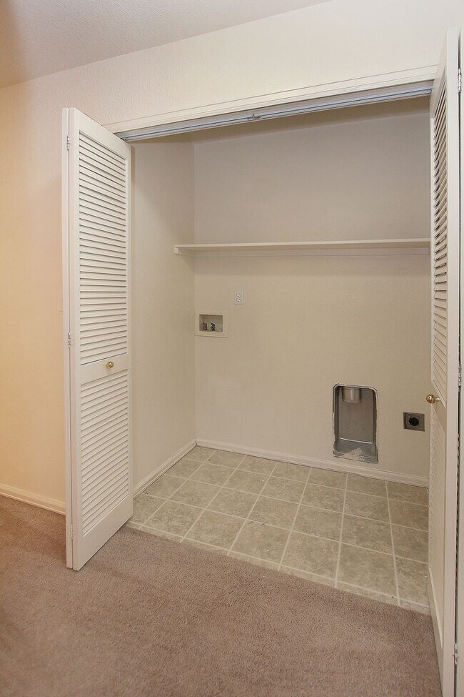 Building Photo - FEELS LIKE HOME! 2BD CONDO with MOUNTAIN VIEWS - Security Deposit Waiver Available