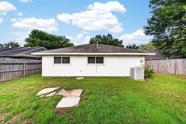Building Photo - 17006 Enchanted Cir E