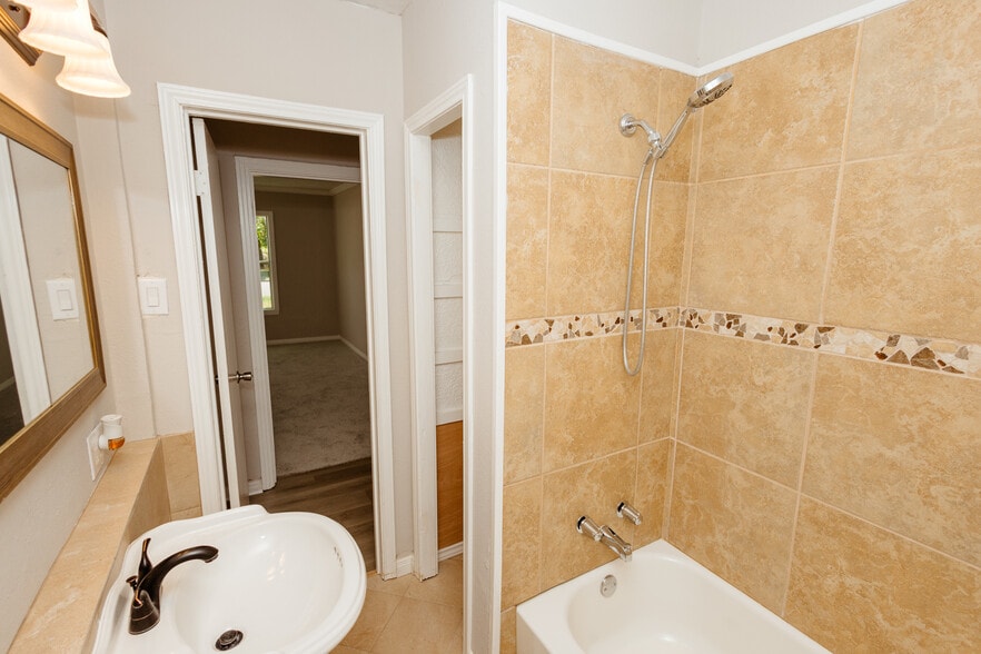 Building Photo - 3609 Cumberland Ave