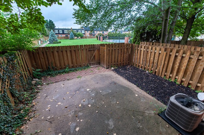 Plenty of room for an outdoor umbrella/table with chairs and a grill - 8508 Canterbury Sq E