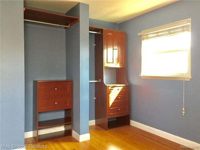 Building Photo - 3210 Shenandoah Dr