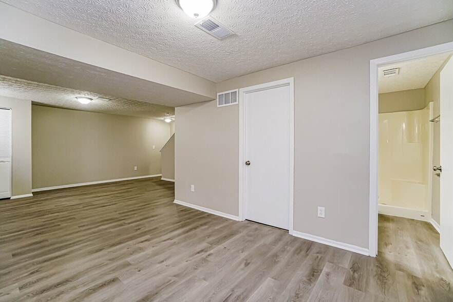 Building Photo - 6047 Rover Ln