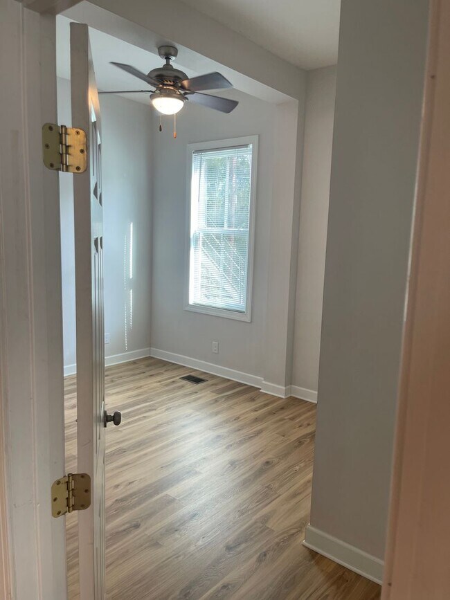 Building Photo - Newly Renovated 2B Apartment just Blocks f...