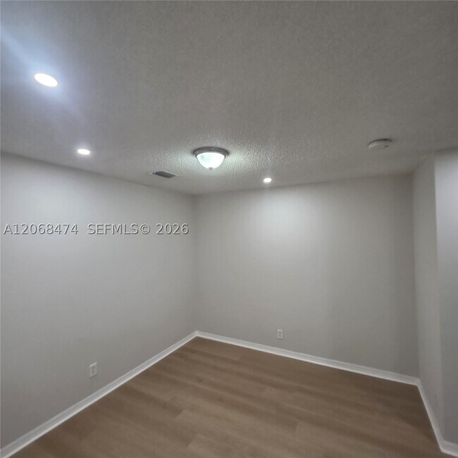 Building Photo - 4730 Lago Vista Dr