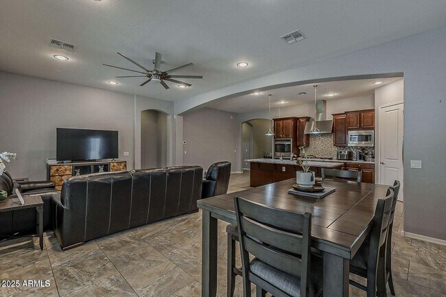 Building Photo - 4135 E Grand Canyon Dr