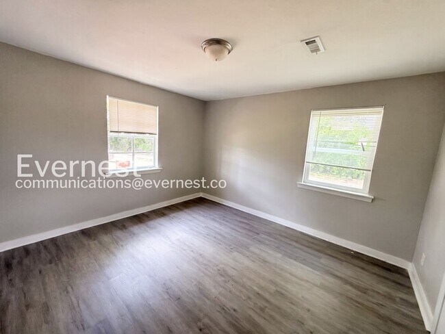 Building Photo - 1000 4th Ave W