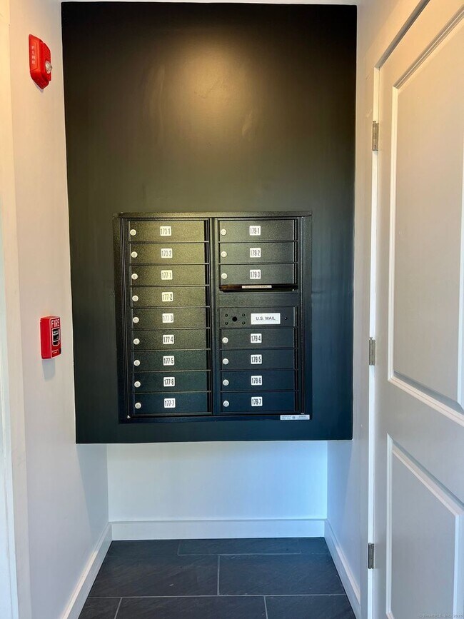 Building Photo - 179 Butternut St