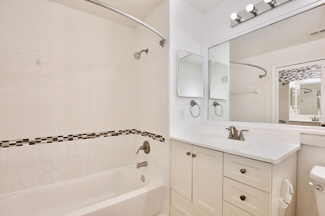 Building Photo - Charming 2/2 Spacious Condo with a Screened Balcony in the Highly Desired Dr. Phillips Area - Orl...