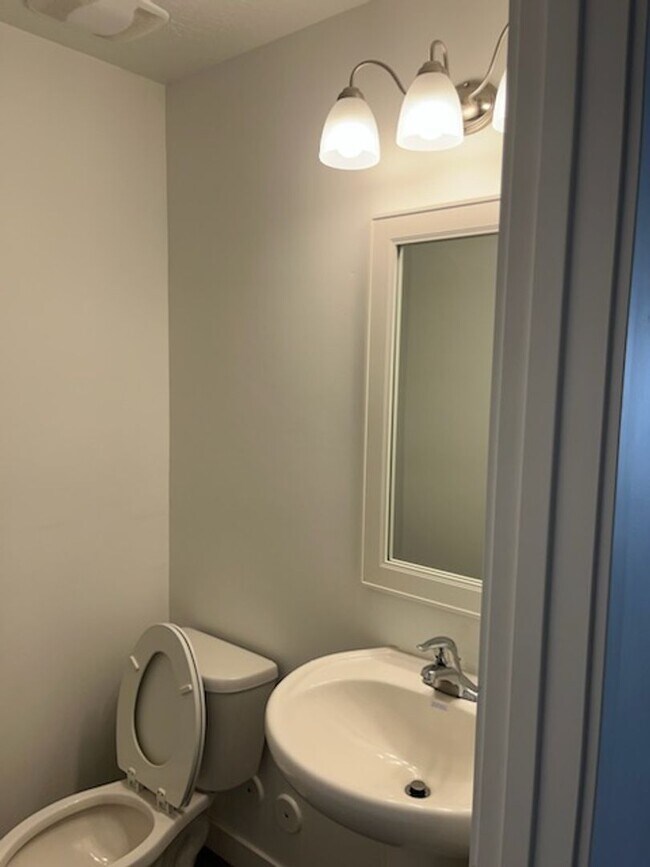 Building Photo - Charming Townhome